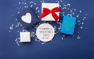 Küçük yıldızlı, hediyeli ve kırmızı kalpli Sevgililer Günü kartın kutlu olsun.