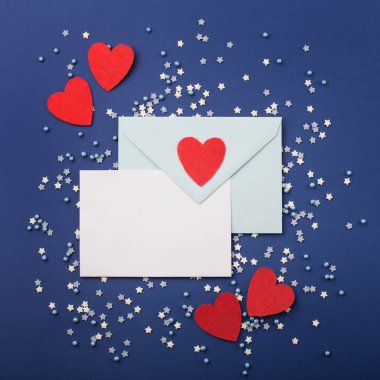 Mavi zarf ve kırmızı kalp ile boş kart