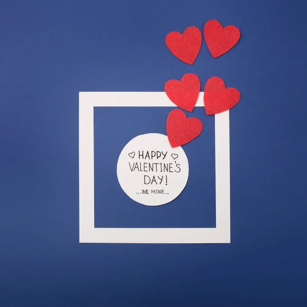 Feliz cartão de Dia dos Namorados e corações vermelhos no clássico azul — Fotografia de Stock