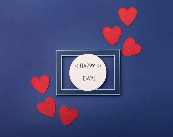 Feliz cartão de Dia dos Namorados e corações vermelhos no clássico azul — Fotografia de Stock