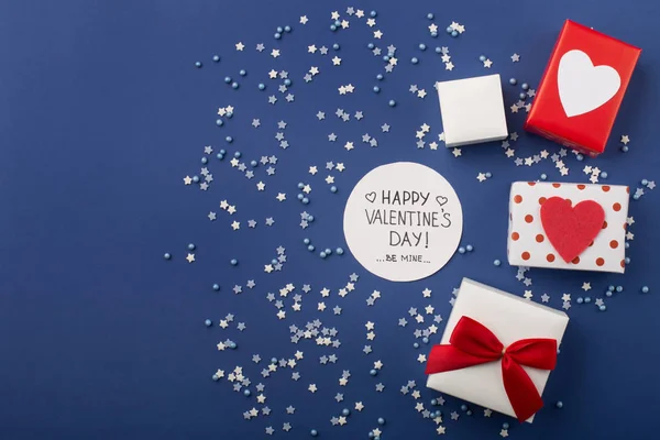 情人节快乐卡上有小星星、礼物和红心 — 图库照片