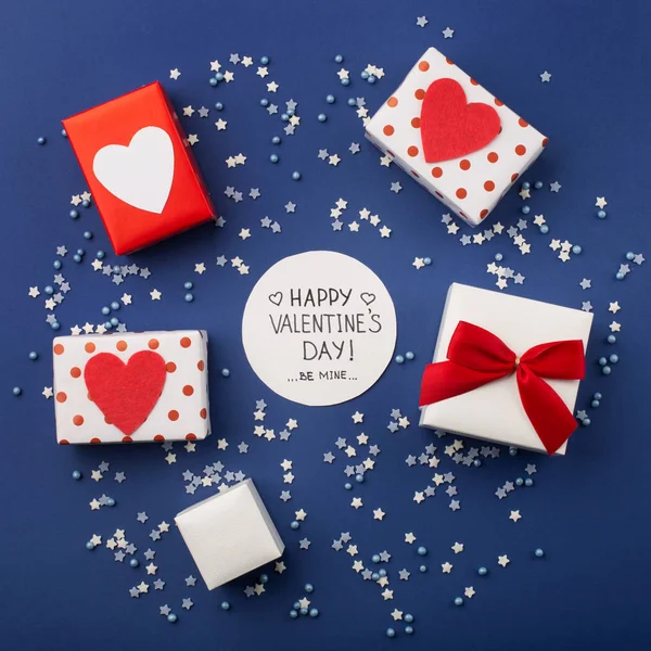 Küçük yıldızlı, hediyeli ve kırmızı kalpli Sevgililer Günü kartın kutlu olsun.