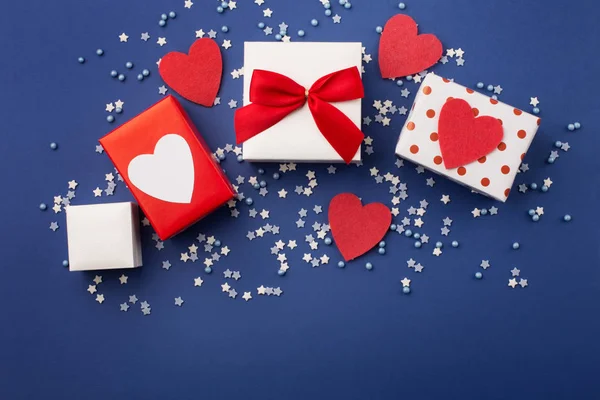 Cartão de Dia dos Namorados feliz com pequenas estrelas, presentes e coração vermelho — Fotografia de Stock