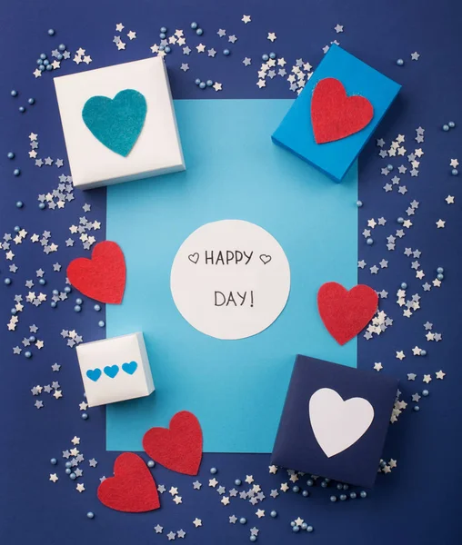 Cartão de Dia dos Namorados feliz com pequenas estrelas, presentes e coração vermelho — Fotografia de Stock
