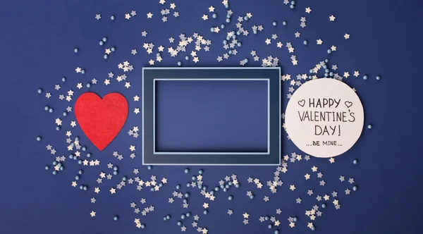Cartão de Dia dos Namorados feliz com pequenas estrelas e corações vermelhos — Fotografia de Stock