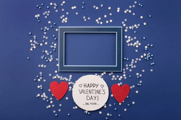 Gelukkige Valentijnskaart met kleine sterren en rode hartjes — Stockfoto