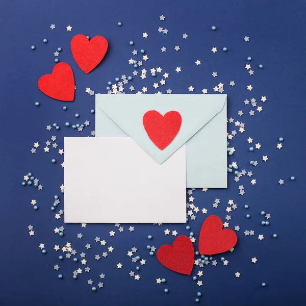 Mavi zarf ve kırmızı kalp ile boş kart