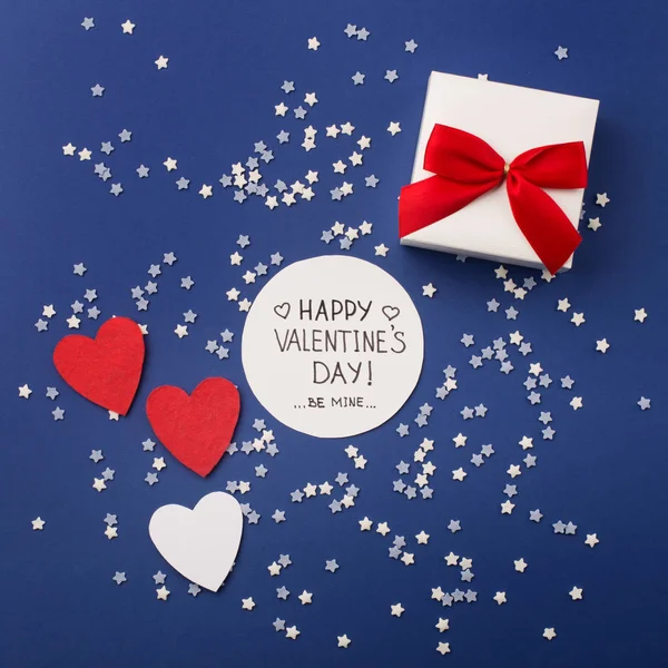 Cartão de Dia dos Namorados feliz com presente — Fotografia de Stock