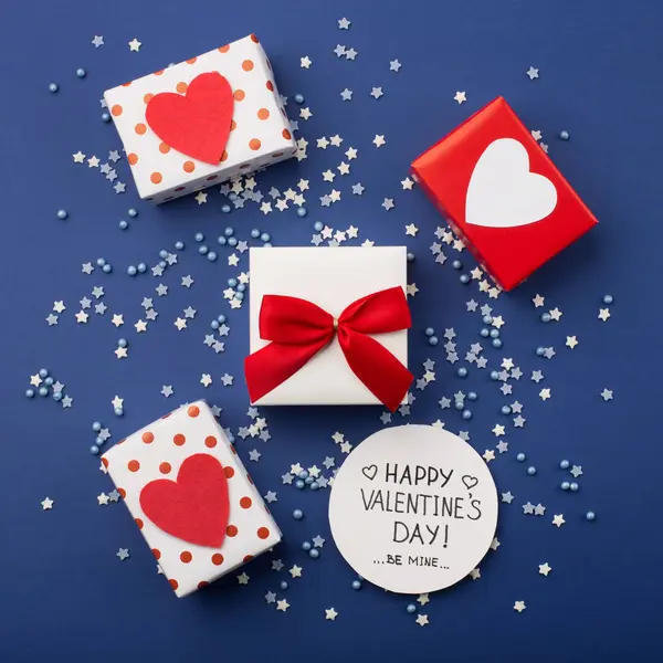 Cartão de Dia dos Namorados feliz com presente — Fotografia de Stock