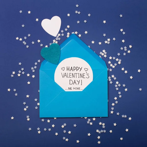 Envelope azul e corações brancos — Fotografia de Stock