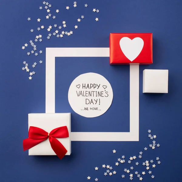 Cartão de Dia dos Namorados feliz com presentes — Fotografia de Stock