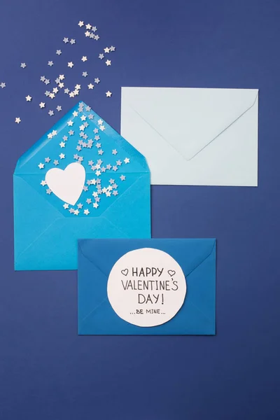 Blue envelopes, gifts and white hearts on classic blue — Stock Photo, Image