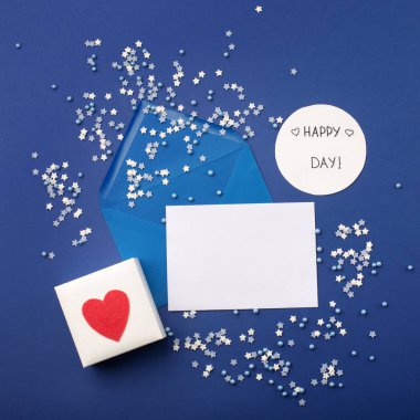 Mavi zarflı boş kart, hediye ve klasik blu üzerinde kırmızı kalp