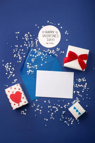 Cartão vazio com envelope azul, presente e coração vermelho no blu clássico — Fotografia de Stock