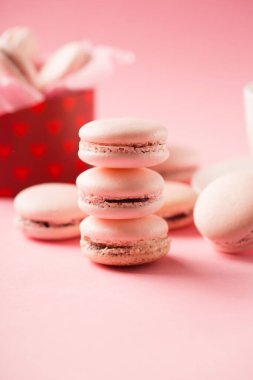 Hediye kutusunda Roze kurabiyeleri. Pembe arka planda fotokopi alanı olan tatlı badem kurabiyeleri. Seçici odaklanma. Tatil zamanı kavramı