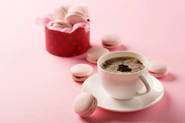 Sabah kahvesi, pasta kurabiyeleri, hediye ya da pembe arka plandaki hediye kutusu, seçici odaklanma. Güzel kahvaltı. Tatil zamanı kavramı