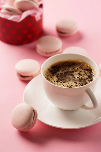 Mattina Tazza Caffè Macaron Torta Regalo Scatola Regalo Sfondo Rosa — Foto Stock