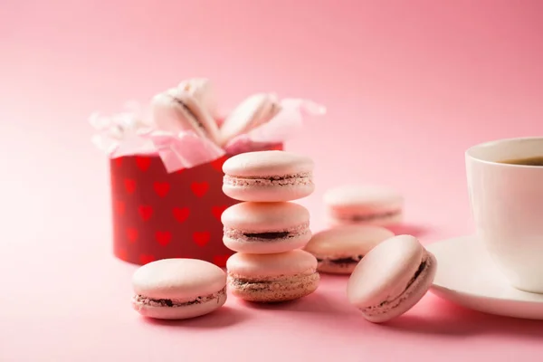 Taza Café Mañana Macarrones Pastel Regalo Caja Regalo Sobre Fondo — Foto de Stock