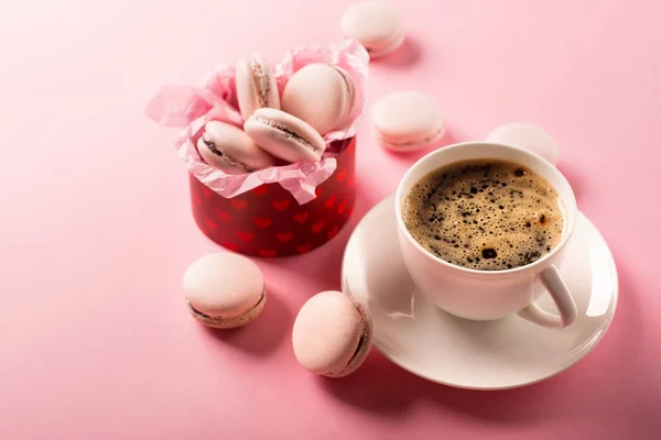 Утренняя Чашка Кофе Торт Макароны Подарок Подарок Коробку Розовом Фоне — стоковое фото