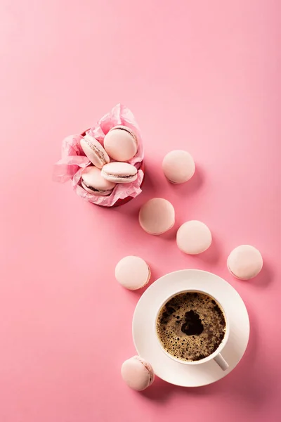 Mattina Tazza Caffè Macaron Torta Regalo Scatola Regalo Sfondo Rosa — Foto Stock