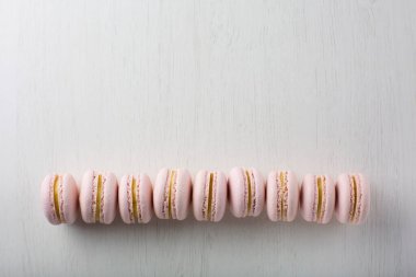 Gül fransız kurabiyeleri. Fotokopi alanı olan pembe arka planda tatlı kurabiyeler. Ahududu, çilek, kiraz ya da yabanmersini tadı. Üst Manzara. Tatil zamanı kavramı.