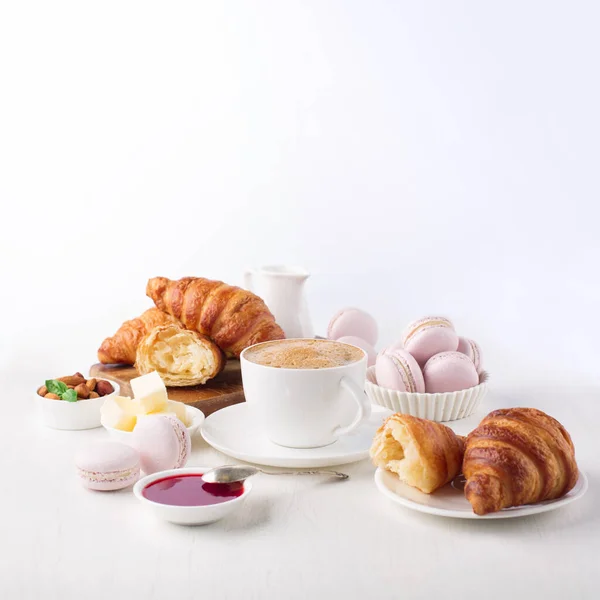 Verse Heerlijk Ontbijt Met Koffie Krokante Croissants Macarons Jam Witte — Stockfoto