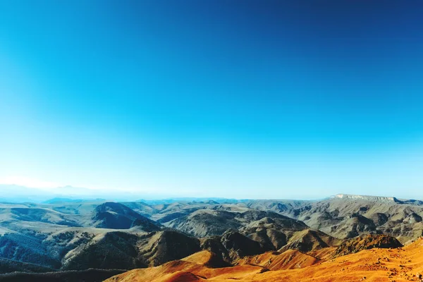 Cordillera caucásica. Paisaje azul montaña. Valle amarillo Día soleado — Foto de Stock