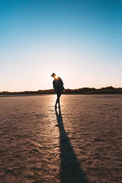 Joven Chica Hipster Elegante Silueta Jeans Chaqueta Sunset Costa Durante — Foto de Stock