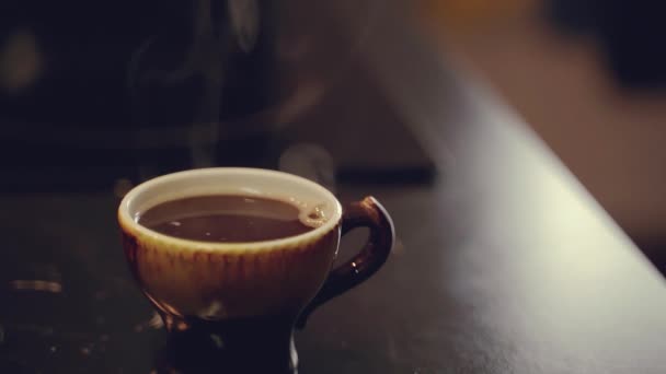 café noir classique chaud dans une tasse vintage sur un fond sombre Mouvement lent 100 images par seconde 
