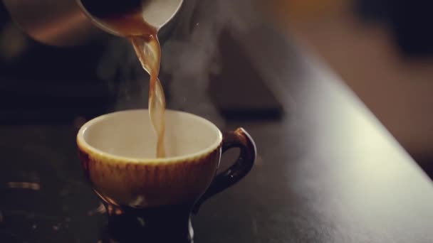 Verter Café Negro Clásico Caliente Una Taza Vintage Sobre Fondo — Vídeo de stock