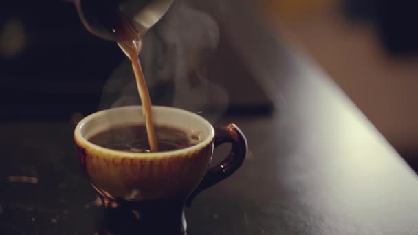 熱い古典的な黒コーヒーを暗い背景にヴィンテージカップに入れるスローモーション1秒あたり100フレーム — ストック動画