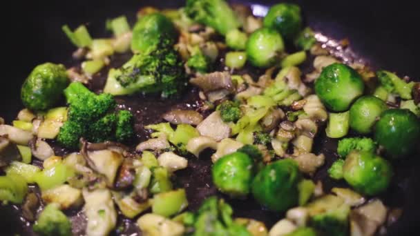 Verdure Sono Fritte Una Pentola Funghi Champignon Broccoli Cavoletti Bruxelles — Video Stock