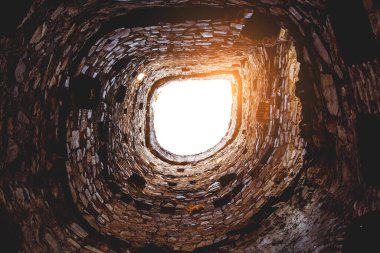 Taş kule tüneli. Aşağıdan gökyüzünün görüntüsü