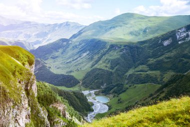 Göllü yeşil alp çayırlarının güzel manzarası. Georgia, Avrupa. Kafkasya dağları manzarası. Güzellik dünyası. Seyahat kavramı