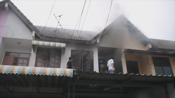 Bangkok Tailandia Diciembre 2014 Las Personas Techo Ayudan Extinguir Incendio — Vídeo de stock