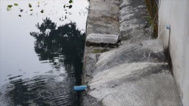 Su yansıma su ile kanal üzerine boru hattı üzerinden çalışan