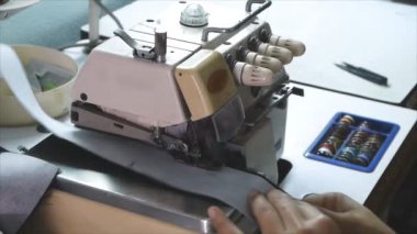 Kullanım overlok dikiş makinesi evde, küçük işletmeler Tayland'da bazı aile için terzi.