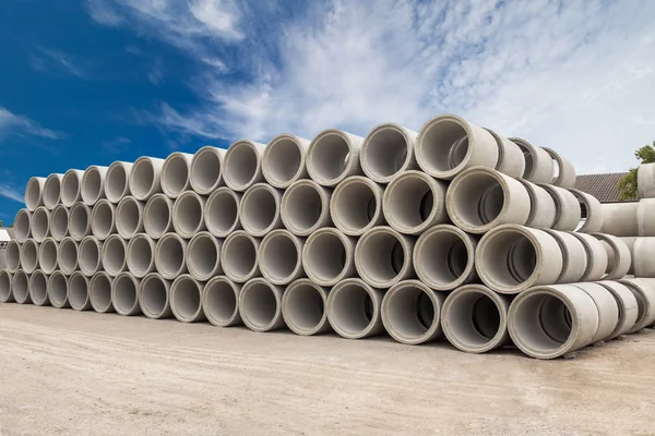 Pilha de tubos de drenagem de concreto para poços e descargas de água — Fotografia de Stock