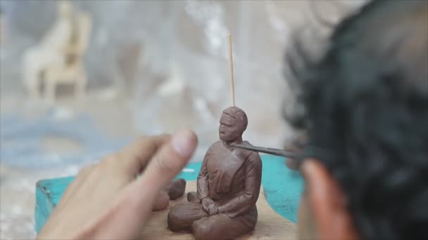 Künstlerin Fertigt Prototyp Einer Weiblichen Figur Aus Knetmasse Bevor Sie — Stockvideo