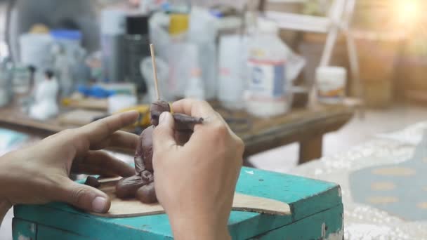 Artista Fazendo Protótipo Figura Feminina Plasticina Antes Fazer Molde — Vídeo de Stock