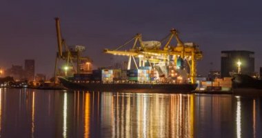 Gün çalışma vinç köprü konteyner kargo yük gemi tersanede sabah, Bangkok Tayland kaldırma sırasında gecesine