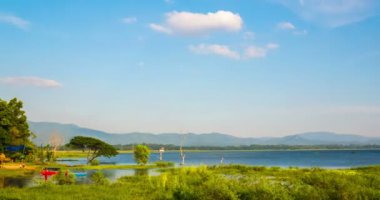 Bulut mavi gökyüzü ile rezervuar Tayland üzerinden geçme Timelapse 