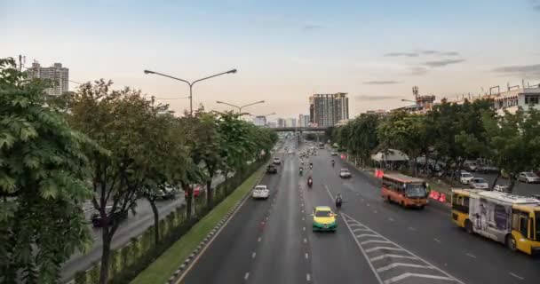 Timelapse 天到夜通过云彩和交通在黄昏在曼谷 — 图库视频影像