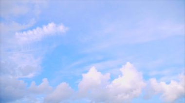 Bulut mavi gökyüzü ile hareketi 