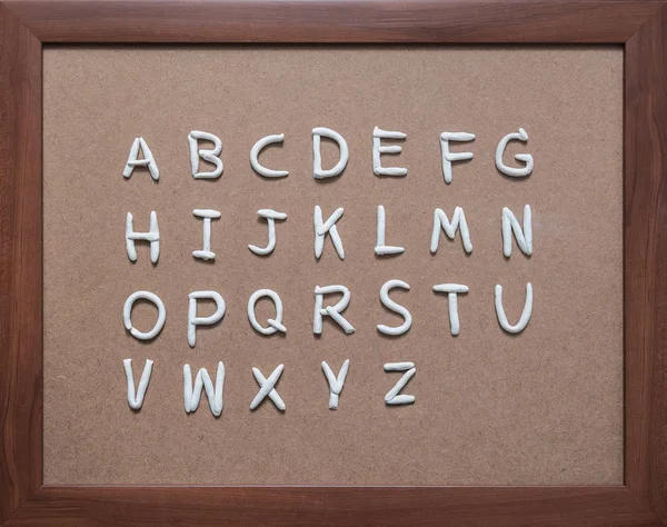 Alfabeto A-Z molde por arcilla sobre madera marrón — Foto de Stock