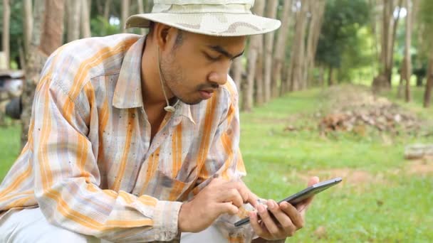 Jeune Homme Jardinier Utilisant Une Tablette Numérique Dans Jardin Arbres — Video