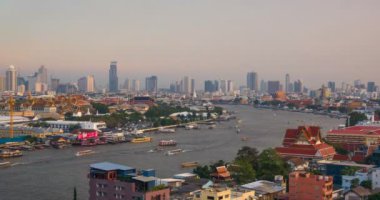 Chaopraya nehir ve ulaşım tekneyle gece yüksek manzaralı palace ve Bangkok, Tayland binanın arka plan Timelapse gün 