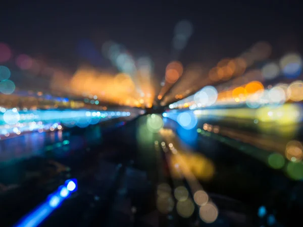 Abstrakter Hintergrund mit defokussiertem Licht in der Nacht — Stockfoto