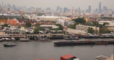 Chaopraya nehir ve ulaşım tekneyle gece yüksek manzaralı palace ve Bangkok, Tayland binanın arka plan Timelapse gün 