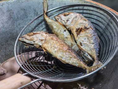 Kevgir içinde kızarmış uskumru 